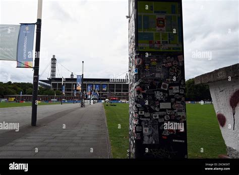 Weg zum Eingang des Kölner RheinEnergieStadion mit Fahnen für UEFA