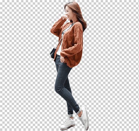 Wanita Dengan Jaket Coklat Jeans Biru Dan Sepatu Kets Putih Png