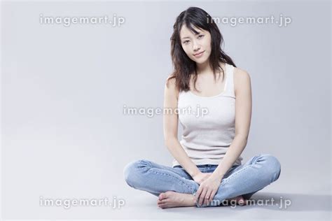 あぐらをかいて座る女性の写真素材 23990195 イメージマート