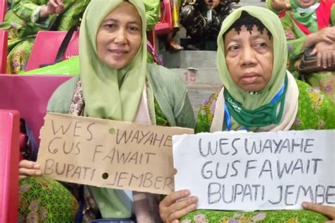 Mak-Mak Pamer Poster Dukung Gus Fawait Jadi Bupati Jember Saat Harlah ...