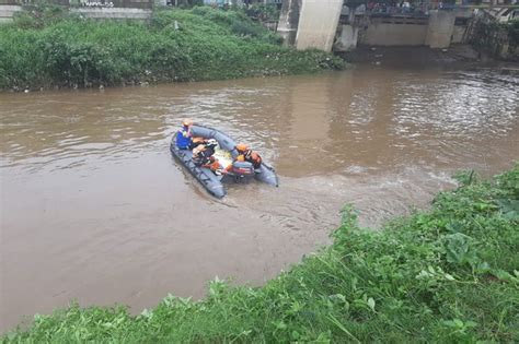 Hari Tenggelam Di Kali Ciliwung Haikal Ditemukan Tewas