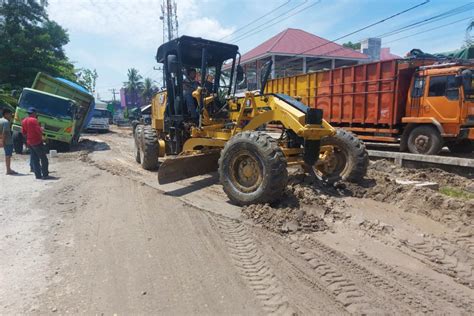 Media Center Dinas Pupr Riau Siagakan Alat Berat Untuk Antisipasi