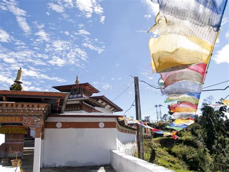 Tempel In Bhutan Mit Bunten Prayerflags Stockfoto Bild Von Widmung