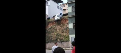 Carro fica pendurado em barranco em Cachoeiro de Itapemirim veja vídeo