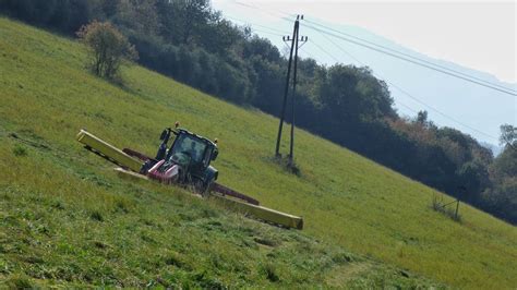 Kosenie vo svahu s traktorom John Deere 6120 M Pöttinger NOVACAT