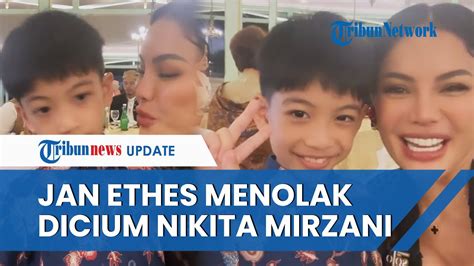 Momen Jan Ethes Geleng Geleng Menolak Dicium Nikita Mirzani Tingkah