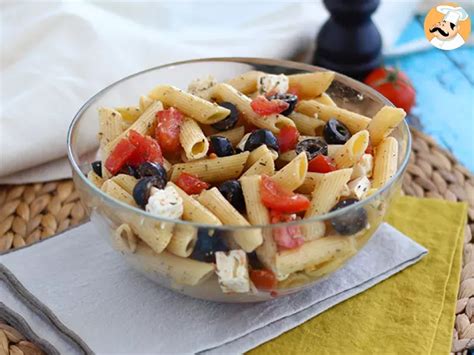 Insalata Di Pasta Con Feta Olive Nere E Pomodori Ricetta Petitchef