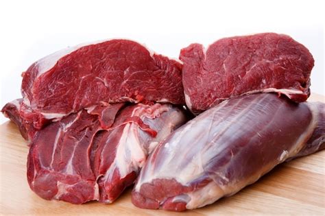 Carne Bovina Crua Isolada No Fundo Branco Foto Premium