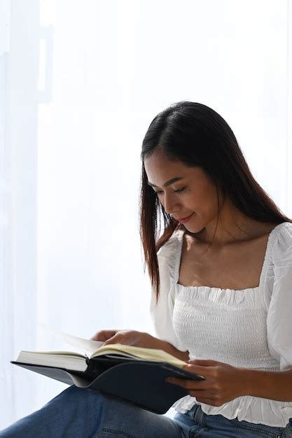 Retrato De Mujer Joven Sonriente Concentrado Leyendo El Libro Mientras