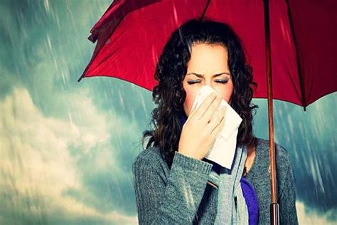 बरसात के मौसम में अपनी सेहत का ख्याल कैसे रखे How To Care In Rainy