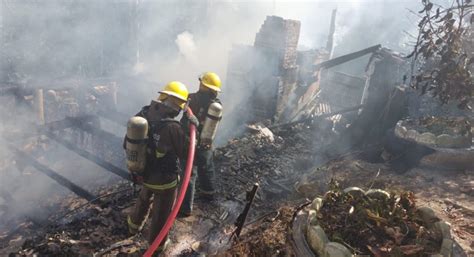 Casa de madeira é destruída por incêndio no Fidélis em Blumenau