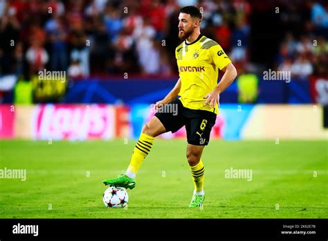 Salih Ozcan Borussia Dortmund 6 Foto Omar Arnau Stock Photo Alamy