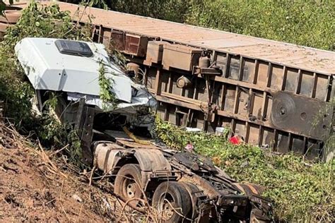 MidiaNews Acidente Entre Carro E Carreta Deixa Um Morto E 3 Feridos Em MT