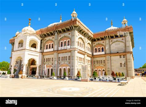 Guru Nanak Darbar Gurdwara, the magnificent sikh temple ( Gurdwara ) in ...