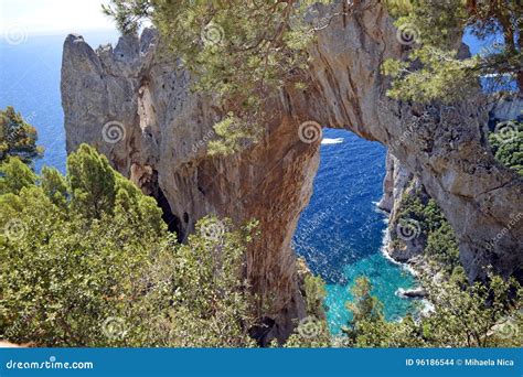 Arco Natural En La Isla De Capri Italia Foto De Archivo Imagen De