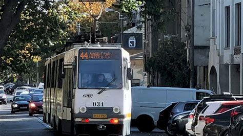 B Dou Linii Stb Blocate De O Ma In Parcat Pe Ine Tramvaiele