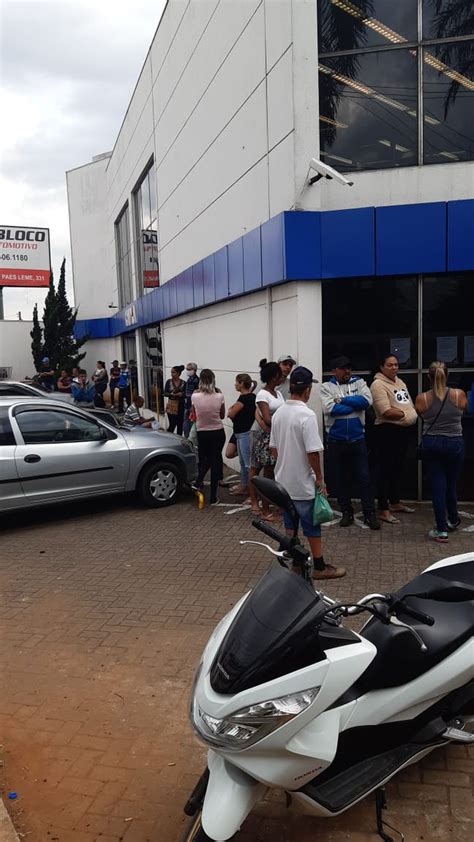 Moradores Formam Fila Em Frente A Ag Ncia Banc Ria Para Se Cadastrar No