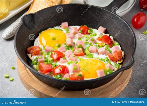 Oeufs Au Plat Dans La Casserole Noire Avec Du Jambon Tomates Cerises