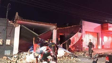 Teto de bar desaba e vítimas ficam presas no local no interior do