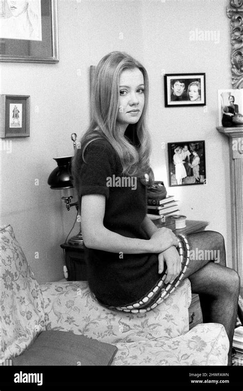 Lactrice Hayley Mills à Sa Maison De Chelsea Un Portrait Delle Par Roy Bouting Est Suspendu