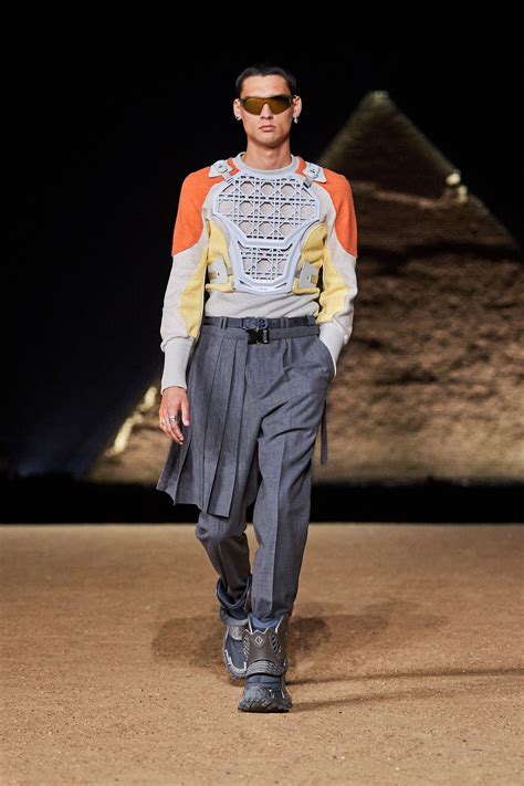 Le D Fil Dior De Kim Jones Embrase Les Pyramides Du Caire En Gypte