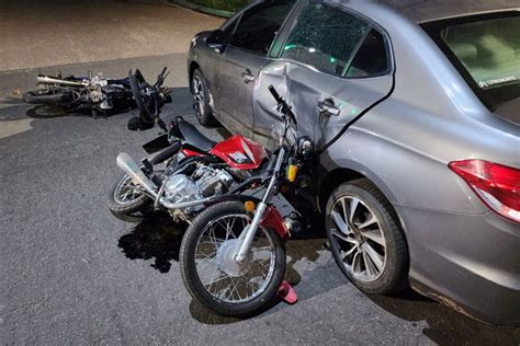 Fuerte Choque En El Barrio Molino Entre Dos Motos Y Un Auto Una