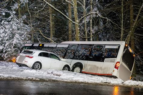 Kaisersbach Bus Kommt Von Fahrbahn Ab Und Rutscht In Graben