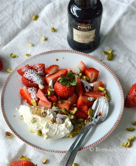 Aardbeien Met Balsamico En Mascarpone Recept Betty S Kitchen