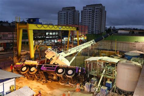 Guindaste cai em prédio do Metrô durante obra em SP