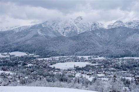 Zakopane pod śniegiem W mieście spadło kilka centymetrów śniegu