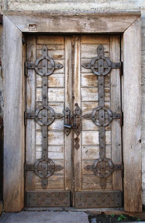 Porta De Madeira Detalhes Do Ferro Foto De Stock Imagem De