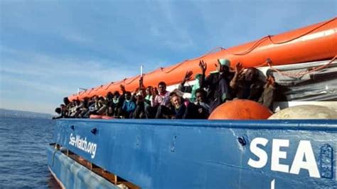 Una Catena Umana Per I Migranti Della Sea Watch Il Flash Mob Al