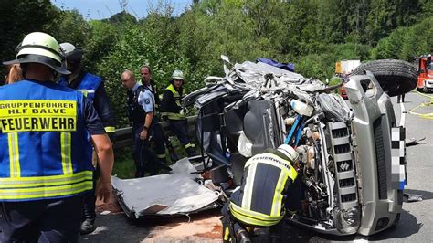 Schwerer Unfall Im H Nnetal Fahrer In Auto Eingeklemmt