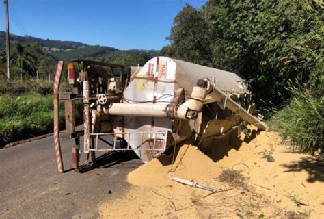 Caminh O Fica Sem Freio E Colide Na Traseira De Outro Caminh O Na Sc