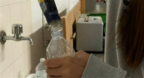 Vodka Nelle Bottigliette Di Acqua Durante Le Lezioni Mezza Classe