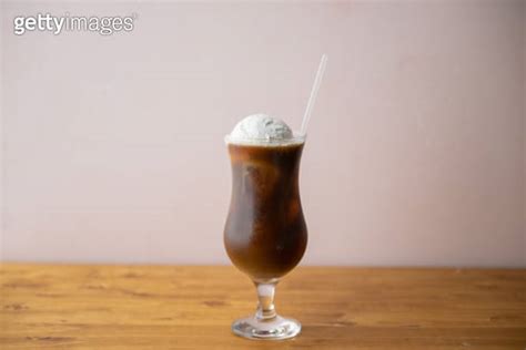 coffee float japanese style iced coffee with vanilla ice cream 이미지