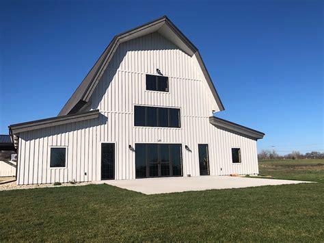 New East Side Event Barn Offers Countryside Setting With View Of River