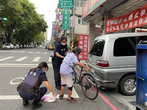 7旬老嫗騎車不慎跌坐路中央 高市婦幼警神救援解危急 焦點時報