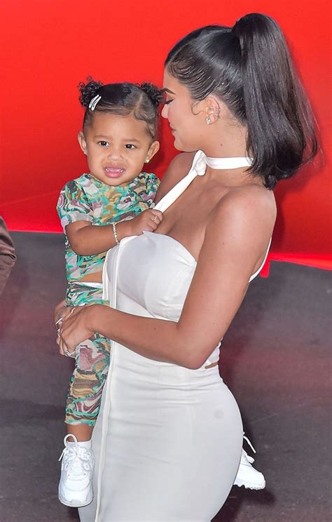 El Debut De Stormi La Hija De Kylie Jenner En Una Alfombra Roja ¡hola