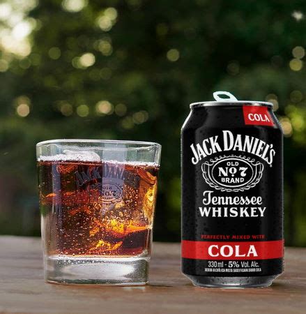 JACK DANIEL S LANÇA DRINKS EM LATA PRONTOS PARA BEBER Mesa de bar