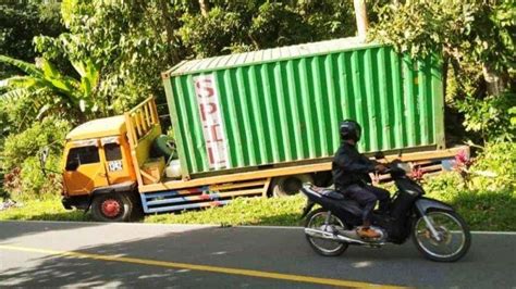 Tak Kuat Nanjak Truk Tronton Di Toraja Nyaris Seret Camat Makale Utara