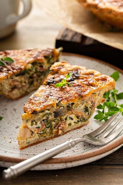 Quiche Au Bacon Aux Champignons Et Aux Pinards Avec Fromage Et Herbes