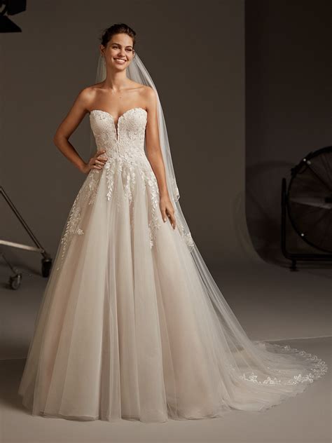 Ballgown With Plunge Sweetheart Neckline In Lace And Leafy Appliques