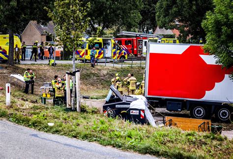 Vrachtauto Rijdt Van Dijk Op Buurtfeest Nieuw Beijerland Meerdere