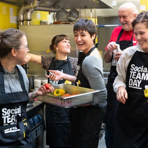 Surfen Telefonieren Spenden Kocht als Team für obdachlose Menschen