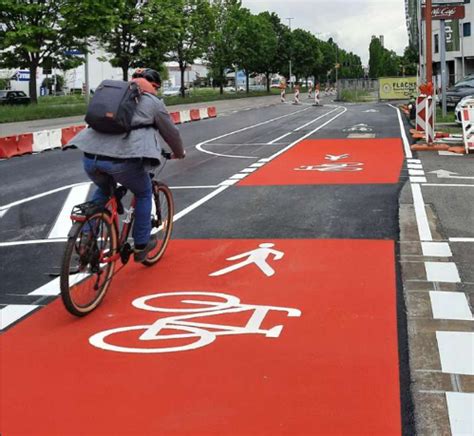 Micha On Twitter Gehwegradeln Ist Out Jetzt Kommt Das Radweglaufen