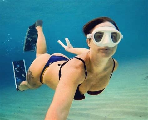 Pin By Johnny On Underwater Freedom In Bikinis Swimwear Fashion