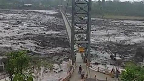 BREAKING NEWS Banjir Lahar Dingin Terjang Lereng Semeru Warga Lumajang