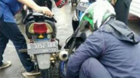 Dua Sepeda Motor Adu Banteng Di Jalan Sawangan Depok Satu Pengendara