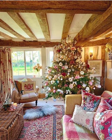 Pin by Lisa Zaccour on Cottage Christmas | Country cottage decor, English country cottage ...